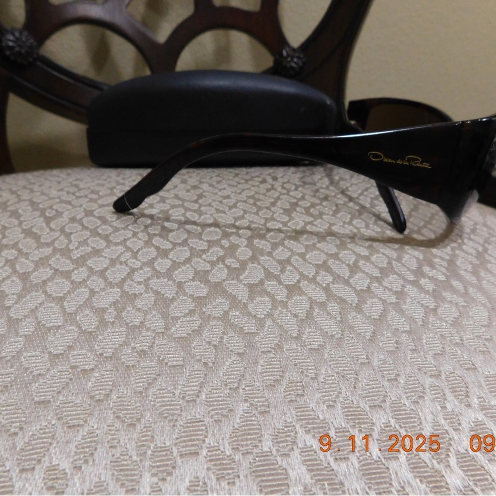 Oscar de la Renta Dark Brown Sunglasses ODLRS 400 $300 Not cheaper line - Picture 4 of 6